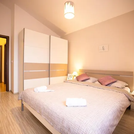 Two Bedroom Apartment With 2 Private Parking Places Ae1433