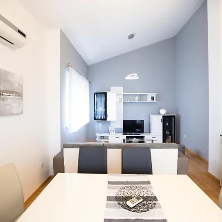 Apartment Two Bedroom Apartment With 2 Private Parking Places Ae1433