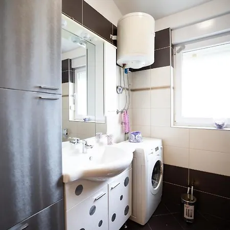 Two Bedroom Apartment With 2 Private Parking Places Ae1433 Apartment *