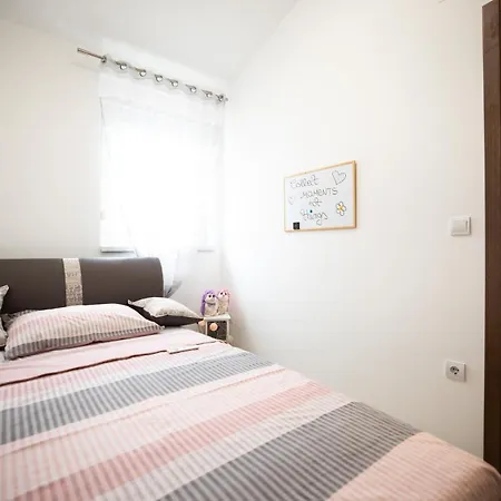 Two Bedroom Apartment With 2 Private Parking Places Ae1433 *