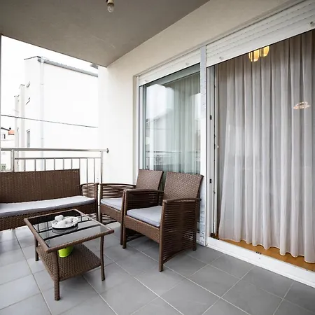 Apartment Two Bedroom Apartment With 2 Private Parking Places Ae1433 *